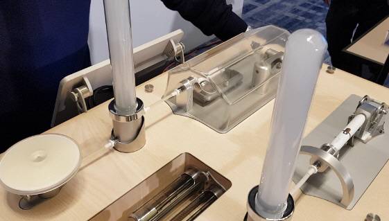 유리관에 담배연기(왼쪽)와 아이코스 증기가 가득 차있다.(사진=강신우 기자)