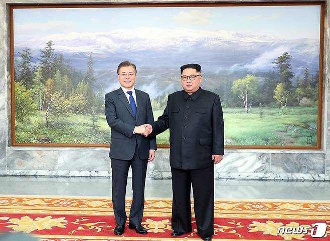 문재인 대통령과 김정은 북한 국무위원장이 26일 오후 판문점 북측 통일각에서 만나 백두산 그림 앞에서 악수하고 있다.(청와대 제공)2018.5.26/뉴스1