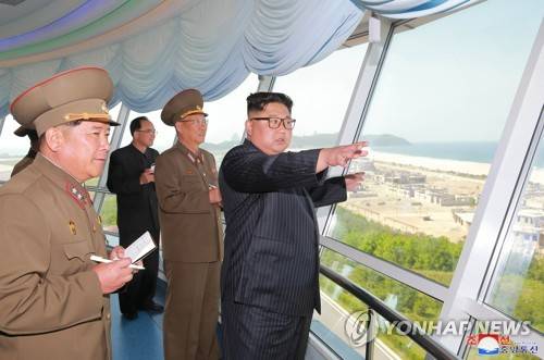이번엔 관광지구 건설현장 시찰한 김정은 국무위원장 (평양 조선중앙통신=연합뉴스) 북한 김정은 국무위원장이 원산갈마해안관광지구건설현장을 시찰했다고 조선중앙통신이 26일 보도했다.        [국내에서만 사용가능. 재배포 금지. For Use Only in the Republic of Korea. No Redistribution]      photo@yna.co.kr