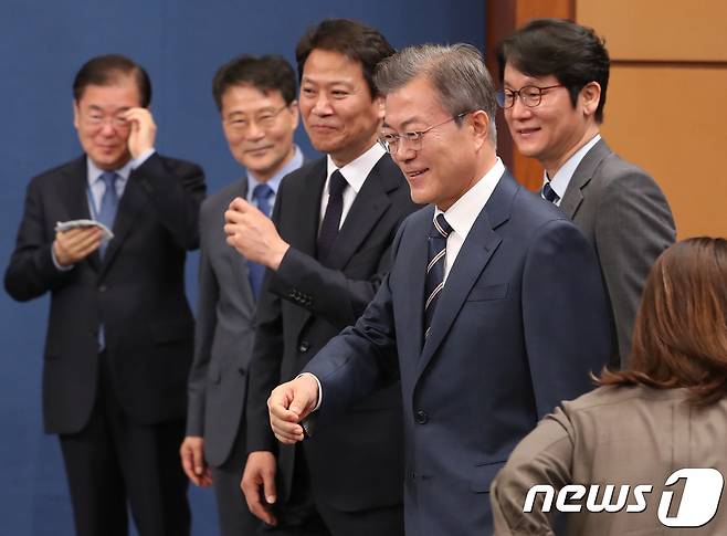 문재인 대통령이 27일 오전 청와대 춘추관에서 제2차 남북 정상회담 결과 발표를 마치고 취재진과 인사를 나누고 있다.  2018.5.27/뉴스1 © News1 송원영 기자