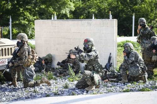 방독면을 쓴 한미 해병대원들이 전투훈련 도중 전방을 향해 경계를 취하며 대기하고 있다. 해병대 제공