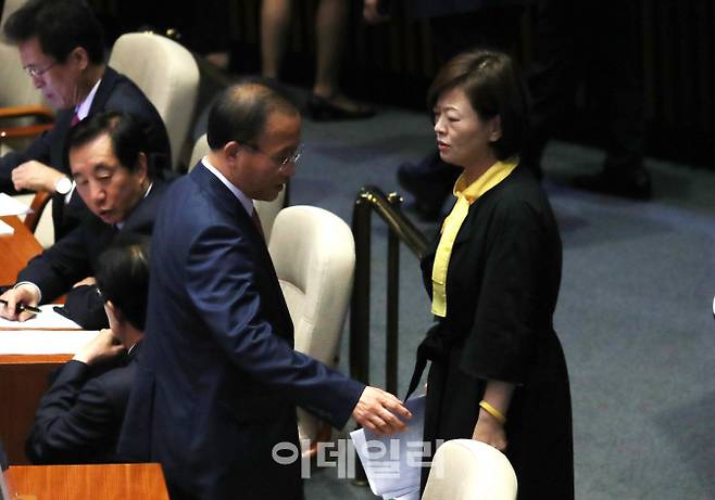 [이데일리 신태현 기자] 진선미(오른쪽) 더불어민주당 원내수석부대표와 윤재옥 자유한국당 원내수석부대표가 28일 서울 여의도 국회에서 열린 제360회 국회(임시회) 제5차 본회의에서 대화하고 있다.