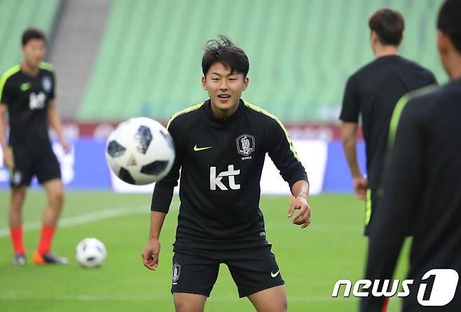 대한민국 축구 국가대표팀 이승우가 온두라스와의 평가전을 하루 앞둔 27일 오후 대구스타디움에서 훈련하고 있다. 2018.5.27/뉴스1 © News1 공정식 기자