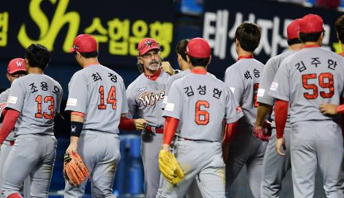 SK 힐만 감독이 두산과의 경기 후 선수들과 주먹을 부딪히고 있다. 2017. 9. 14 &nbsp;  최승섭기자 thunder@sportsseoul.com