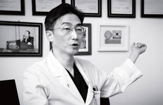 이국종 교수는 좌고우면하지 않고 사회 현안에 대해서도 할 말은 하는 사람이다. 지금의 의료계 현실을 가감 없이 듣기에는 그만한 사람이 없다