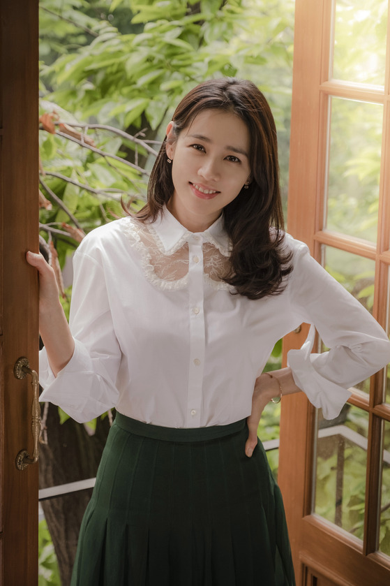 손예진은 "극 중 진아와 나이가 거의 비슷하기 때문에 직장 생활의 어려움이나 부모님의 결혼 반대 등은 따로 준비하지 않아도 익히 들어서 잘 알고 있는 일들이었다"고 말했다. [사진 엠에스팀엔터테인먼트]