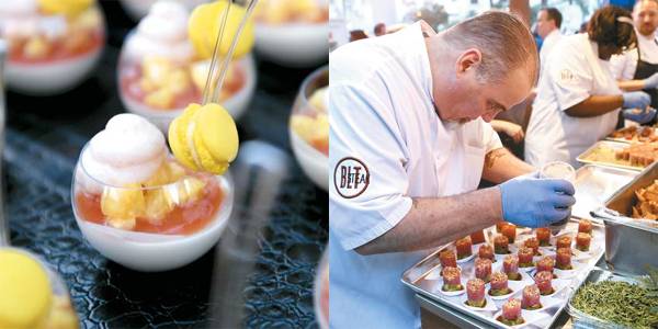 한입 크기로 만들어진 앙증맞은 디저트. / 우리나라에도 잘 알려진 BLT스테이크의 셰프가 정성스레 음식을 만들고 있다