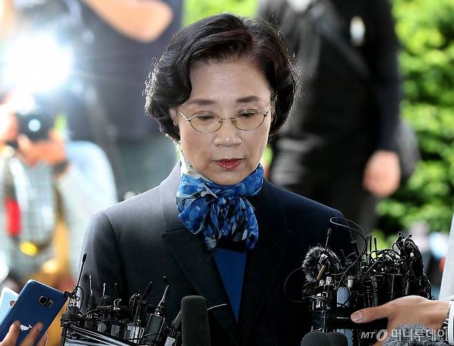 호텔공사 현장 직원 등에게 폭언과 폭행을 행사한 혐의를 받고 있는 조양호 한진그룹 회장의 부인 이명희 일우재단 이사장이 28일 오전 서울 종로구 서울지방경찰청에 출석하고 있다./사진=홍봉진 기자