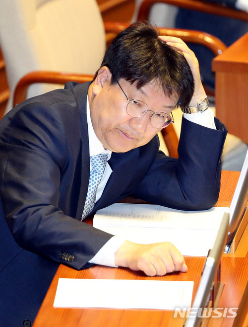 【서울=뉴시스】박영태 기자 = 28일 오후 서울 영등포구 여의도 국회 본회의장에서 진행된 제360회 국회(임시회) 제5차 본회의에 권성동 의원이 참석해 자리에 앉아 있다.  2018.05.28. since1999@newsis.com