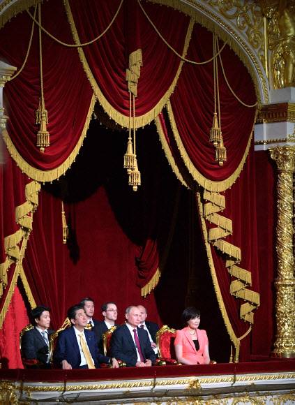 푸틴·아베 정상회담…북핵 협력 논의  - 블라디미르 푸틴(앞줄 가운데) 러시아 대통령과 아베 신조(왼쪽) 일본 총리, 부인 아키에(오른쪽)가 26일(현지시간) 러시아 모스크바에서 정상회담을 한 뒤 볼쇼이 극장의 ‘러시아·일본 문화의 해’ 기념 개막식 공연을 관람하고 있다. 이날 두 정상은 북핵 위기 등 한반도 문제를 둘러싼 양국의 협력 방안을 모색했다. 모스크바 타스 연합뉴스