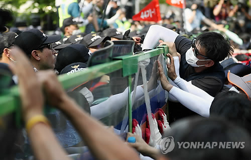 격렬해진 최저임금 개악저지 집회 현장 (서울=연합뉴스) 신준희 기자 = 28일 서울 여의도 국회 앞에서 열린 '최저임금 개악저지 민주노총 수도권 총파업대회'에서 조합원들이 경찰과 충돌하고 있다. 2018.5.28      hama@yna.co.kr