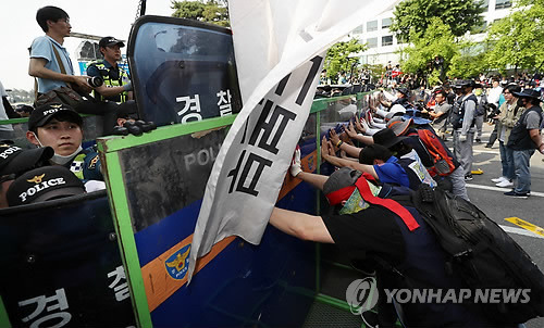 '최저임금법 개정안 저지 투쟁' (서울=연합뉴스) 신준희 기자 = 28일 서울 여의도 국회 앞에서 열린 '최저임금 개악저지 민주노총 수도권 총파업대회'에서 조합원들이 경찰과 충돌하고 있다. 2018.5.28      hama@yna.co.kr