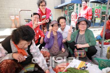 남경필 한국당 경기지사 후보가 24일 문산자유시장 상인들과 사진 찍고 있다.(사진=남경필 후보 캠프 제공)