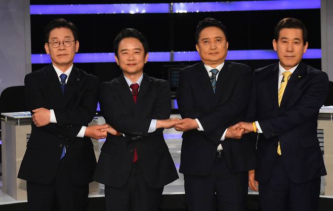 29일 오후 서울 여의도 KBS에서 열린 ‘2018 지방선거 경기도지사 후보 토론회’에서 후보들이 토론회 시작에 앞서 기념촬영을 하고 있다. 왼쪽부터 더불어민주당 이재명, 자유한국당 남경필, 바른미래당 김영환, 정의당 이홍우 후보. KBS 선거방송준칙에 따라 국회 원내 5석이 되지 않는 민중당 홍성규 후보는 초청대상에서 제외됐다(사진=연합뉴스)