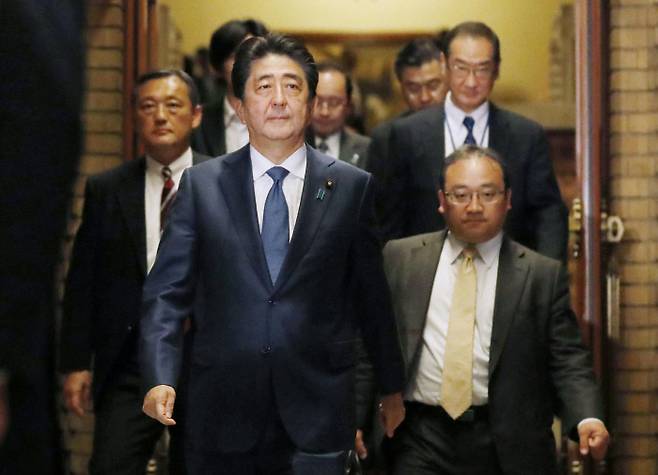아베 신조 일본 총리가 지난 28일 밤 도널드 트럼프 미국 대통령과 전화통화를 한 뒤 관저에서 걸어나오고 있다. 도쿄|AP연합뉴스