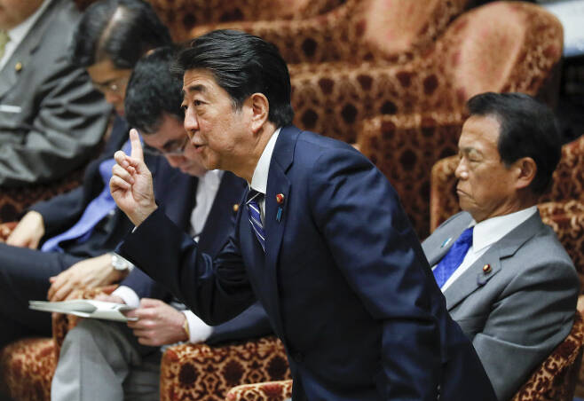 아베 신조 일본 총리가 지난 14일 중의원 예산위원회에서 답변하고 있다. 도쿄|EPA연합뉴스