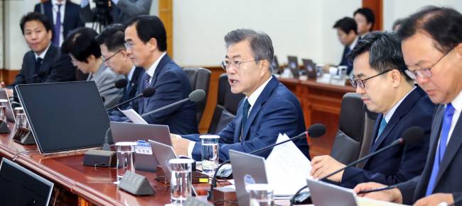 문재인 대통령이 29일 오전 청와대 본관에서 열린 국무회의에서 모두발언을 하고 있다. 문 대통령은 이 자리에서 김상조 공정거래위원장으로부터 ‘입법 필요’ 보고를 받은 뒤 ‘행정해석을 적극적으로 하라’, ‘법 근거 마련하려면 행정이 너무 늦다’ 는 등의 발언을 내놨다. 김 위원장을 향한 ‘일침’으로도 해석된다. [사진=연합뉴스]