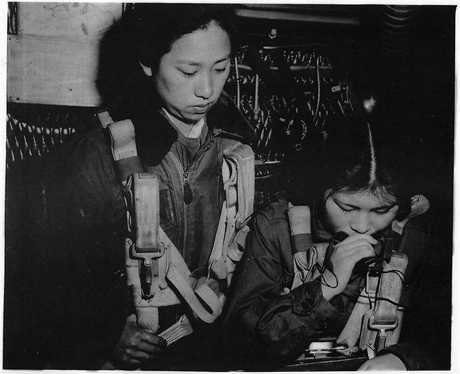 1952. 4. 20 적에게 투항을 종용하는 선무 방송반원들(왼쪽 정영희씨, 오른쪽 이규영씨) ⓒNARA