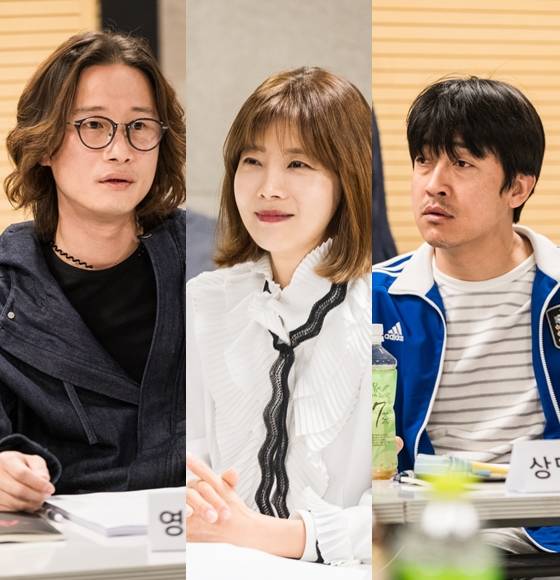 송새벽과 유선, 장혁진이 영화 '진범' 시나리오 리딩을 하고 있다/사진제공=리틀빅픽쳐스