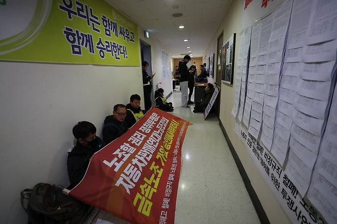 지난 2월 26일 오후 서울 정동 민주노총 전국금속노동조합에서 열린 중앙위원회 회의장에서 전국자동차판매연대노동조합 조합원들이 가입 승인을 촉구하고 있다. 신소영 기자 viator@hani.co.kr