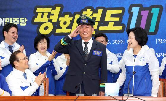 더불어민주당 '평화철도111' 유세단장 정청래 전 의원이 거수경례로 인사하고 있다. 강정현 기자