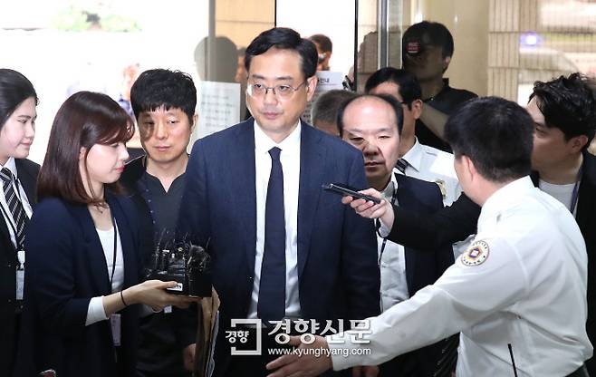 변희재 미디어워치 대표 고문이 29일 오전 출판물에 의한 명예훼손 등 혐의에 대한 구속영장 실질심사를 받기 위해 서울중앙지법 법정으로 향하고 있다. 김기남 기자 kknphoto@kyunghyang.com
