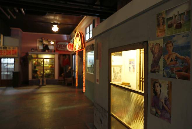 옛날식 극장 건물에 들어선 화장품 가게와 고고장. 화장품 가게에는 젊은날의 임예진을 모델로 한 광고포스터가 눈길을 끈다. 고고장에서는 '원웨이티켓’ ‘헬로미스터몽키’ 등 옛 팝송이 흘러나오고 있다. ⓒ이돈삼