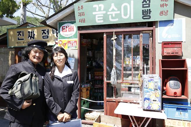 '담양 추억의 골목'을 만든 김창 씨 부부가 옛 검정교복을 입고 구멍가게 앞에서 자세를 취하고 있다. 김 씨는 평소 근현대전시관으로 운영하고, 필요할 땐 영화나 드라마 촬영장으로 활용하려고 '담양 추억의 골목’을 만들었다고 했다.  ⓒ이돈삼