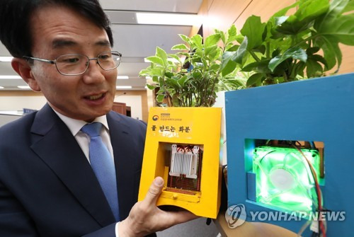 '간편하게 화초 키우세요' (세종=연합뉴스) 이진욱 기자 = 30일 오전 정부세종청사 농림축산식품부에서 조명래 국립원예특작과학원 원예작물부장이 공기 중의 습기를 모아 자체적으로 물을 만들어 사용하는 화분을 소개하고 있다. 새롭게 개발된 화분은 기체 상태의 습기가 이슬점보다 낮은 온도의 물체를 만나면 물로 변하는 원리를 이용했다. 화분 내부에는 냉각판·열전소자·냉각팬 등이 있고, 별도로 전기를 공급하는 어댑터도 갖췄다.       cityboy@yna.co.kr