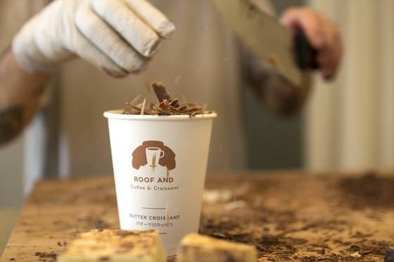 프랑스 카카오바리 초콜릿을 즉석에서 썰어 올려 만드는 '나마초코라떼' [사진 루프앤드]