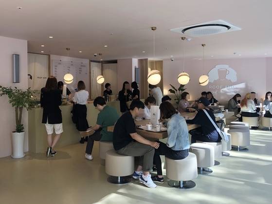 모던한 인테리어의 내부. 포근하고 편안한 분위기를 연출하기 위해 벽과 천장을 연한 핑크빛으로 칠했다.