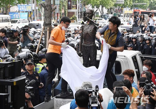 【부산=뉴시스】 하경민 기자 = 31일 부산 동구 일본총영사관 인근에서 동구청 직원 등이 인도 한복판에 놓여진 강제징용 노동자상을 강제 철거하고 있다. 2018.05.31. yulnetphoto@newsis.com