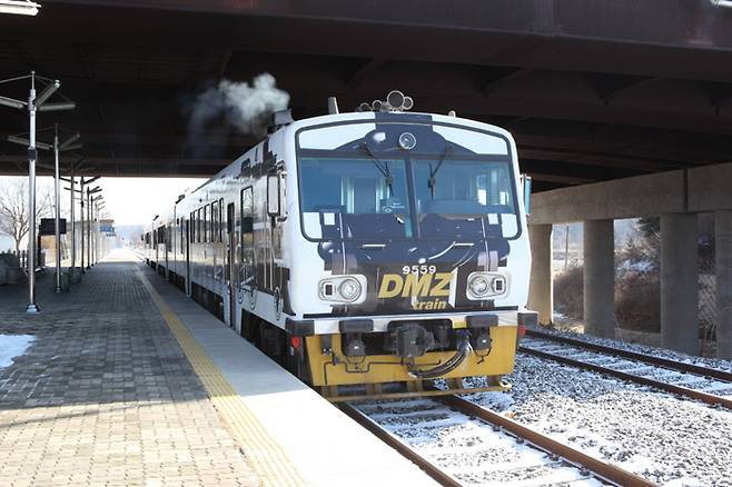 종착역인 도라산역에 도착한 DMZ-train