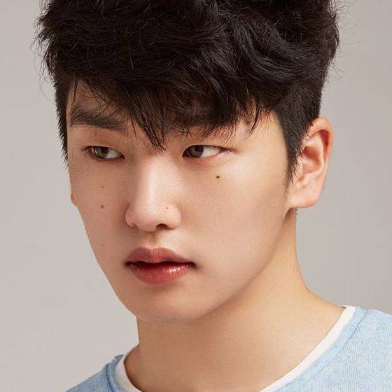 남성이나 여성을 구별하지 않고 모두에게 실용적인 메이크업을 제안한다는 '라카'의 광고 비주얼. 남성 모델이 립스틱을 바르고 등장한다. [사진 라카 인스타그램]