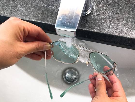 사용 후엔 중성세제로 선글라스를 닦아 보관한다.