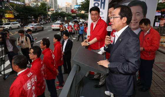 자유한국당 홍준표 대표가 31일 오후 부산 해운대구 좌동시장을 찾아 시민들에게 지지를 호소하고 있다. [연합뉴스]