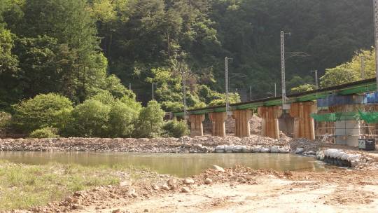 현재 보수공사 중인 진소마을 다리.