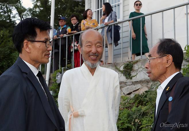 늦봄  문익환 목사 탄생 100주년 행사가 열린 1일 오후 서울 강북구 수유동 문 목사의 가옥 '통일의 집'  개관식에 한상렬 목사 등이 참석하고 있다. ⓒ남소연
