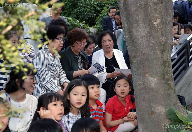 늦봄  문익환 목사 탄생 100주년 행사가 열린 1일 오후 서울 강북구 수유동 문 목사의 가옥 '통일의 집'  개관식에 고 이한열 열사의 어머니 배은심 여사 등이 참석하고 있다. ⓒ남소연