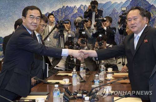 '악수' (판문점=연합뉴스) 조명균 통일부 장관(왼쪽)과 리선권 조국평화통일위원회 위원장이 1일 오전 판문점 남측 평화의집에서 열린 '남북고위급회담'에 참석, 회담에 앞서 악수하고 있다. 2018.6.1 [사진공동취재단]      photo@yna.co.kr
