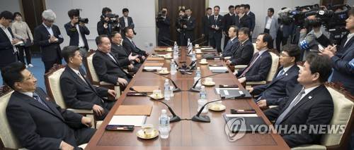 마주앉은 남과 북 (판문점=연합뉴스) 조명균 통일부 장관(오른쪽 세번째)과 리선권 조국평화통일위원회 위원장(왼쪽 세번째) 등이 참석한 가운데 1일 오전 판문점 평화의집에서 '남북고위급회담'이 열리고 있다. 2018.6.1 [사진공동취재단]      photo@yna.co.kr