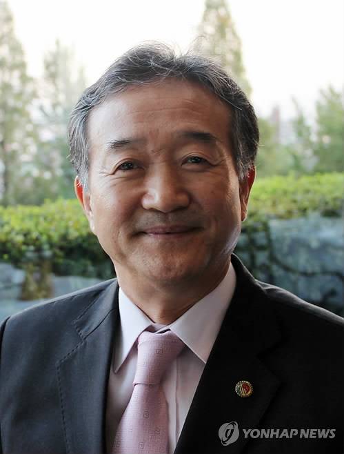 히어로즈 구단과 지분분쟁을 벌이고 있는 홍성은 레이니어그룹 회장. [연합뉴스 자료 사진]