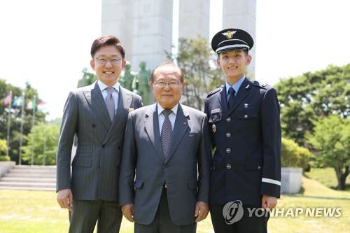 독립운동가 증손 겸 3대 공군가족 손찬호 소위 임관 (서울=연합뉴스) 독립운동가 출신 증조부, 공군 장교 출신 할아버지 그리고 아버지인 방송인 손범수 씨의 뜻을 이어받아 공군 장교로 임관한 손찬호 소위가 1일 경남 진주 공군 교육사령부에서 열린 제140기 공군 학사사관후보생 임관식에 앞서 가족들과 포즈를 취하고 있다.  [공군 제공=연합뉴스]    photo@yna.co.kr