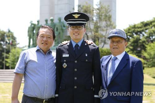 3·1 운동 유공자 후손 김태순 공군 소위 임관 (서울=연합뉴스) 독립운동가인 외증조부와 6·25전쟁 참전용사인 할아버지 그리고 육군 군의관으로 복무한 아버지의 뜻을 이어받아 정예 공군 장교로 임관한 김태순 소위가 1일 경남 진주 공군 교육사령부에서 열린 제140기 공군 학사사관후보생 임관식에 앞서 가족들과 포즈를 취하고 있다.  [공군 제공=연합뉴스]    photo@yna.co.kr