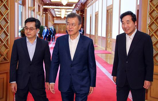 문재인 대통령이 지난 31일 오후 청와대에서 열린 국가재정전략회의에 참석하기 위해 입장하며 이낙연 국무총리, 김동연 부총리 겸 기획재정부 장관과 얘기를 나누고 있다. 사진=연합뉴스