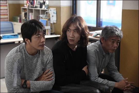 '탐정: 리턴즈'는 탐정사무소 개업 후 첫 공식 사건을 의뢰받은 추리 콤비 강대만(권상우)과 노태수(성동일)가 미궁 속 사건을 해결하며 벌어지는 코믹 범죄 추리극이다.ⓒCJ엔터테인먼트