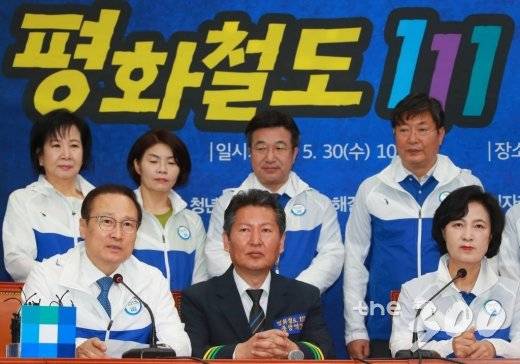 30일 오전 서울 여의도 국회에서 열린 더불어민주당 중앙선거대책위원회 평화철도111 유세단 출정식에서 홍영표 원내대표가 모두발언을 하고 있다. /사진=이동훈 기자