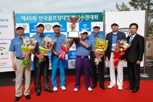 지난 2012년 유니폼을 맞춰입은 한성cc가 골프장 팀대항전 단체전에서 우승했다. 당시 골프장관계자와 회원들도 응원을 가는 등 열기가 대단했다.