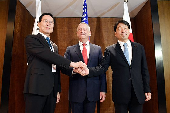 송영무 국방부 장관과 제임스 매티스 미국 국방장관, 오노데라 이쓰노리 일본 방위상(왼쪽부터)이 3일 싱가포르 샹그릴라호텔에서 열린 아시아안보회의에 앞서 손을 맞잡고 기념촬영하고 있다. 연합뉴스