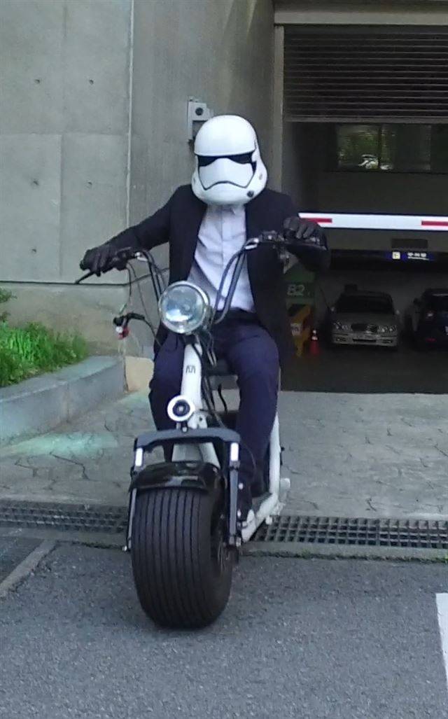 콩돌이프로덕션의 이수현씨가 '스타워즈 공기청정 헬멧'을 쓴 채 오토바이를 타고 있다. 콩돌이프로덕션 제공